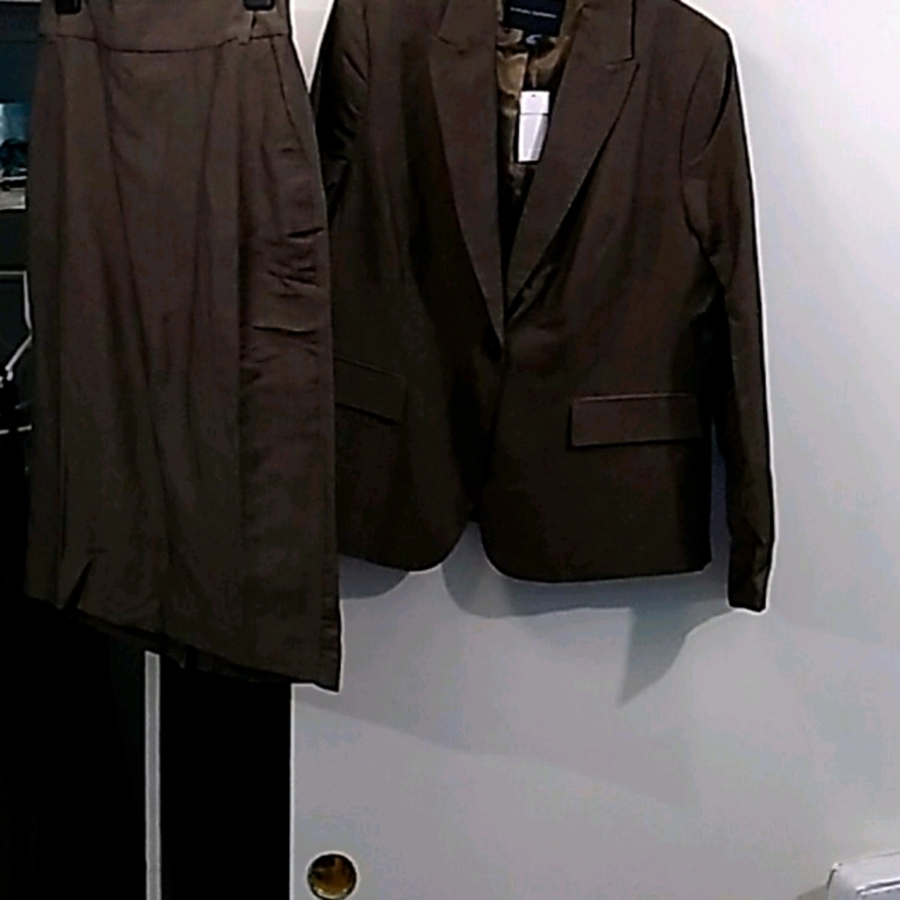NWT Ladies suit size 16t, 45.5in. Hips, 35 in. Wai